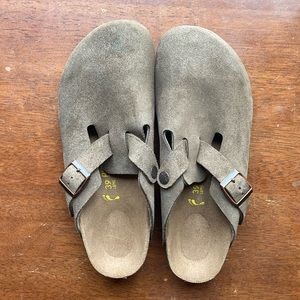 Women’s 8 Men’s 6 Tan Birkenstock clogs